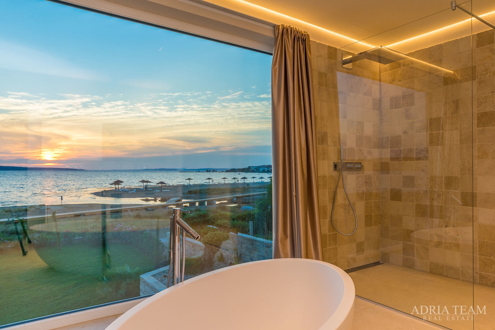 LUKSUZNA VILA U PRVOM REDU DO MORA - LJUBAČ