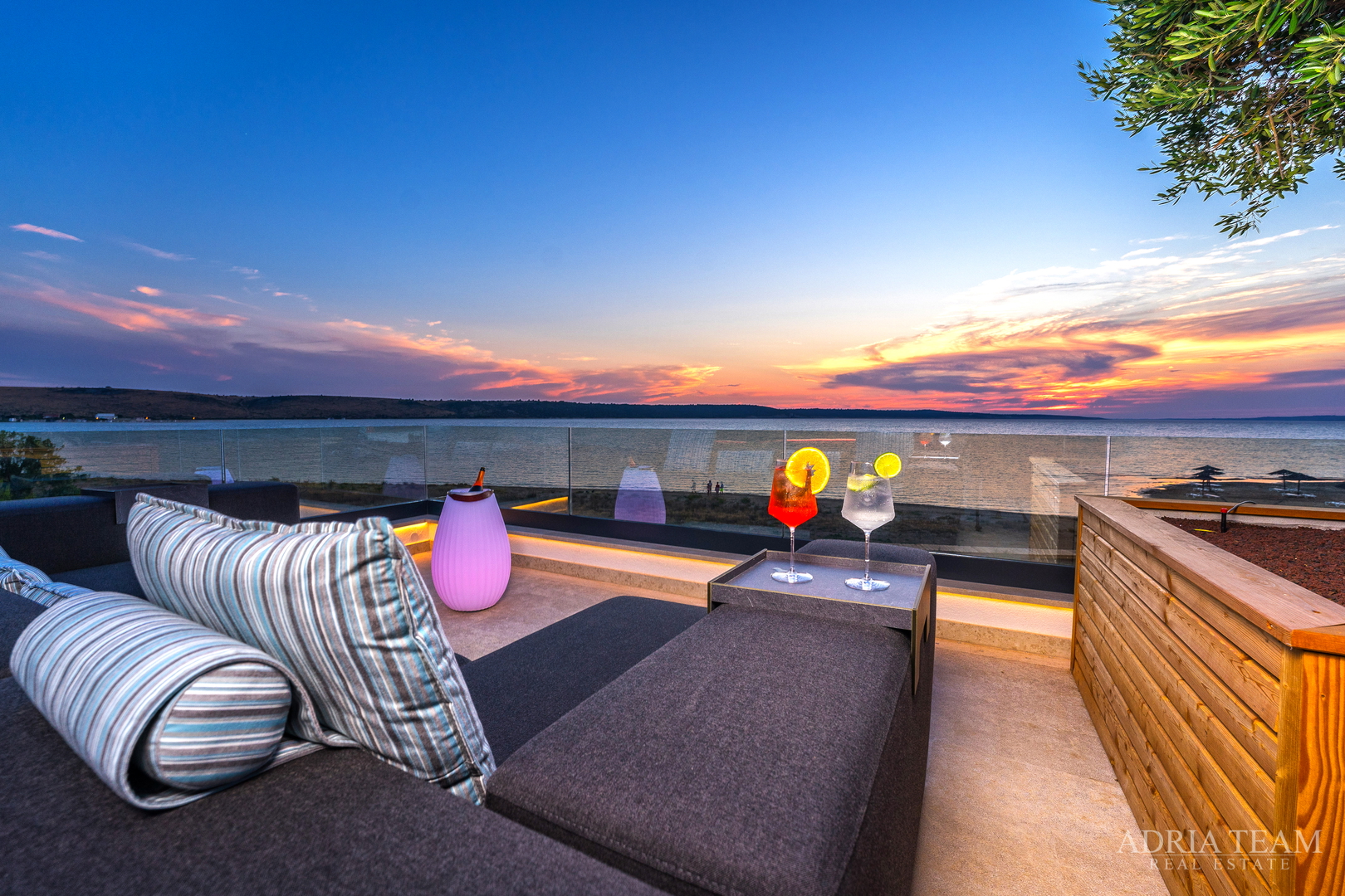 LUKSUZNA VILA U PRVOM REDU DO MORA - LJUBAČ