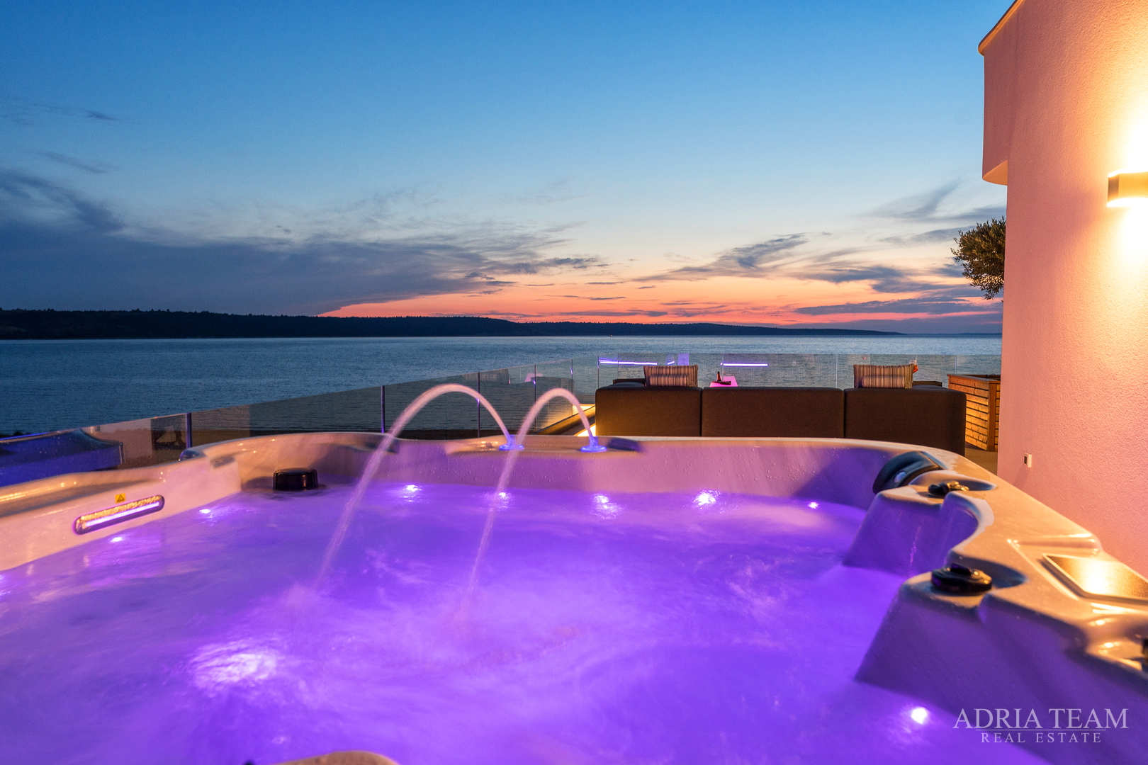 LUKSUZNA VILA U PRVOM REDU DO MORA - LJUBAČ