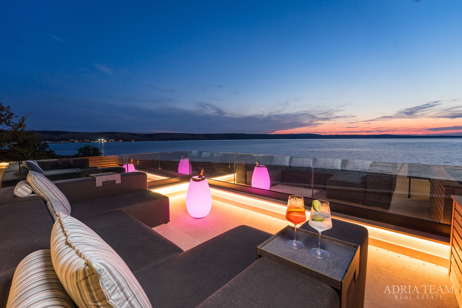 LUKSUZNA VILA U PRVOM REDU DO MORA - LJUBAČ