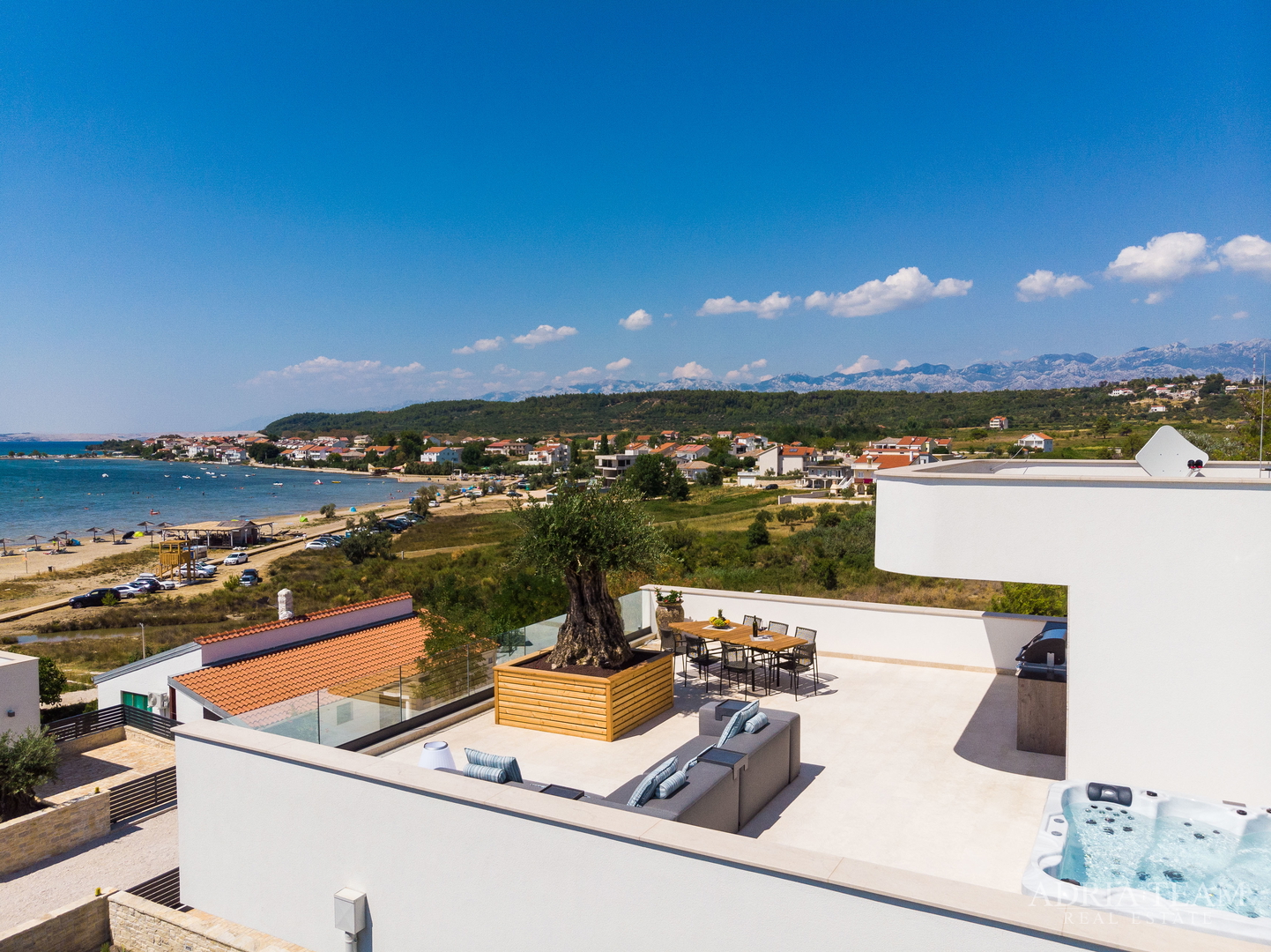 VILA U DRUGOM REDU DO MORA - LJUBAČ