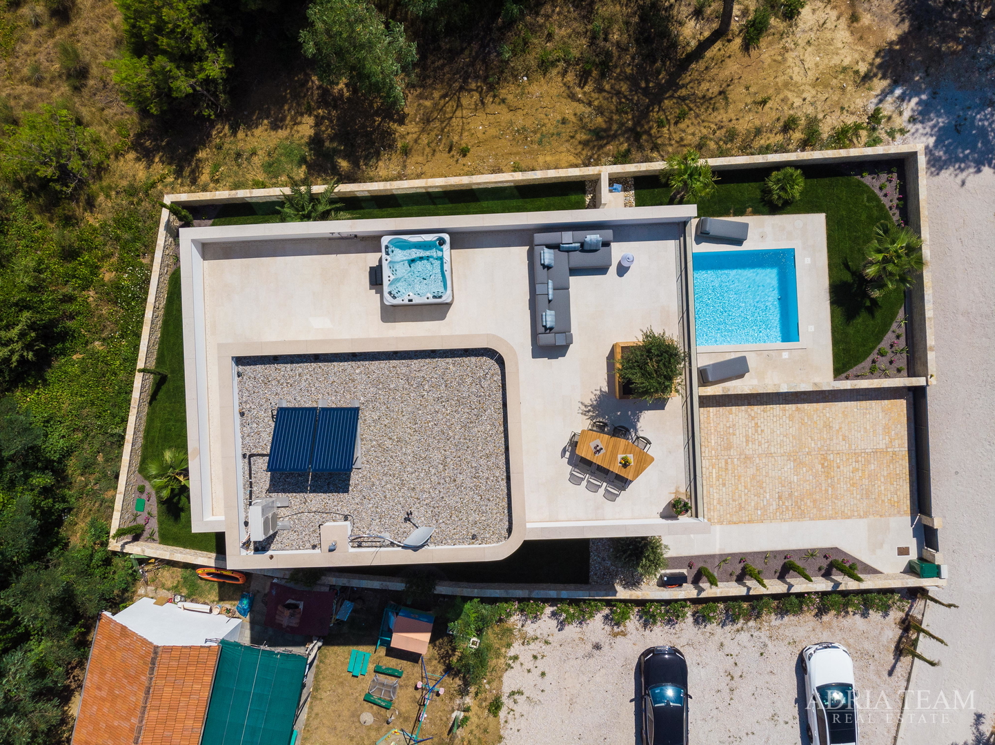 VILA U DRUGOM REDU DO MORA - LJUBAČ