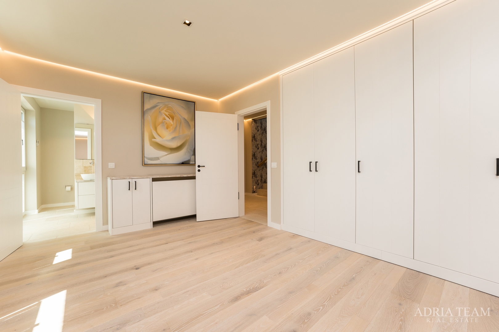 VILA U DRUGOM REDU DO MORA - LJUBAČ