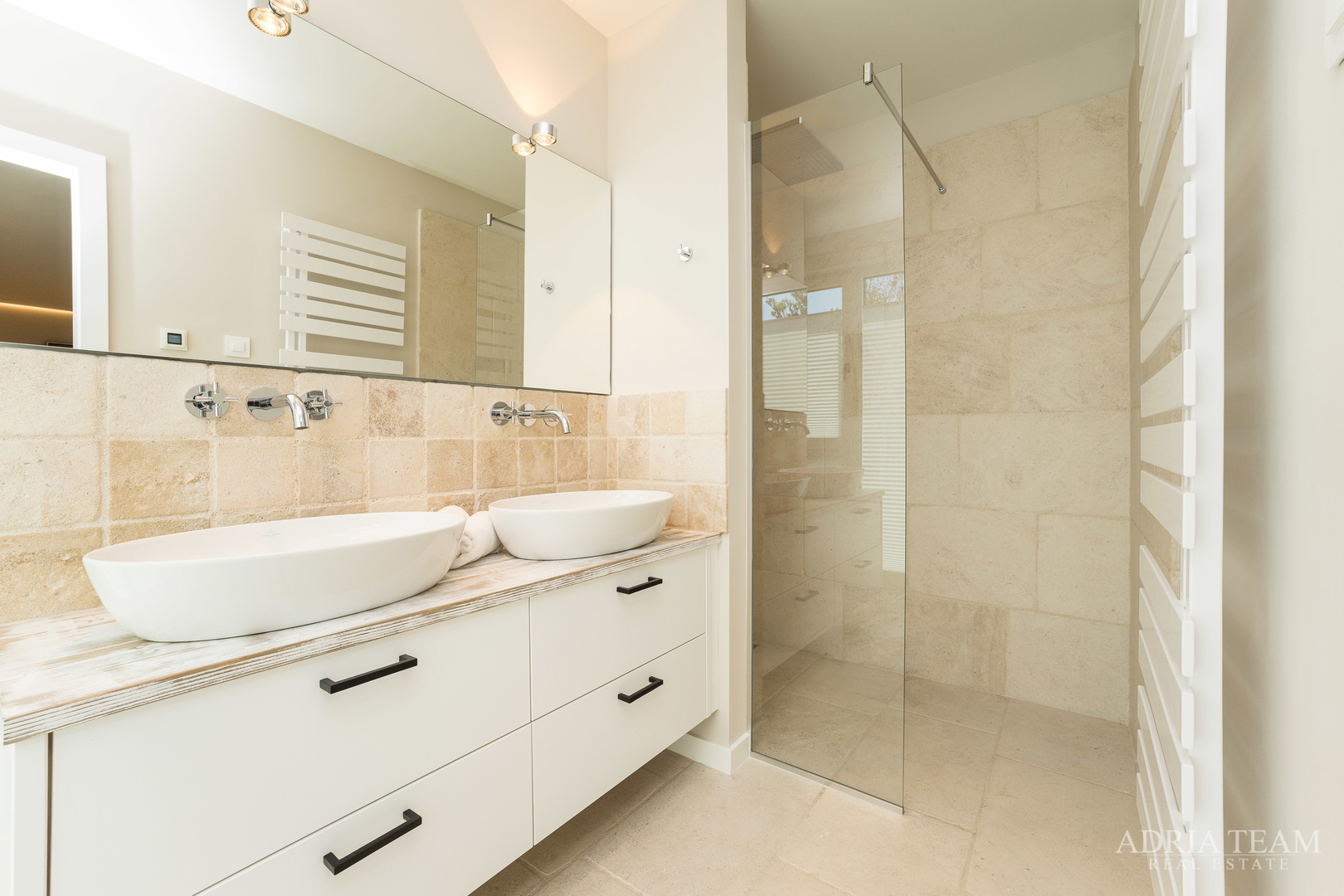 VILA U DRUGOM REDU DO MORA - LJUBAČ