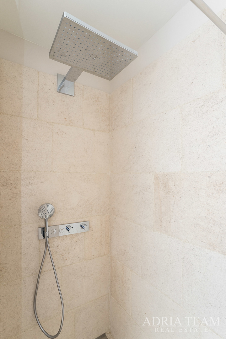 VILA U DRUGOM REDU DO MORA - LJUBAČ