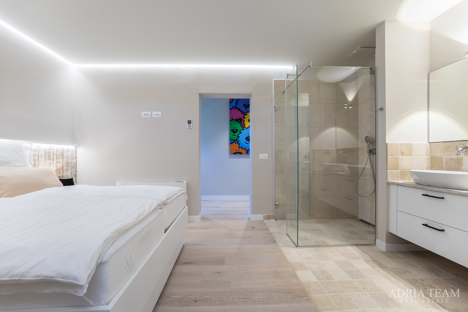 VILA U DRUGOM REDU DO MORA - LJUBAČ