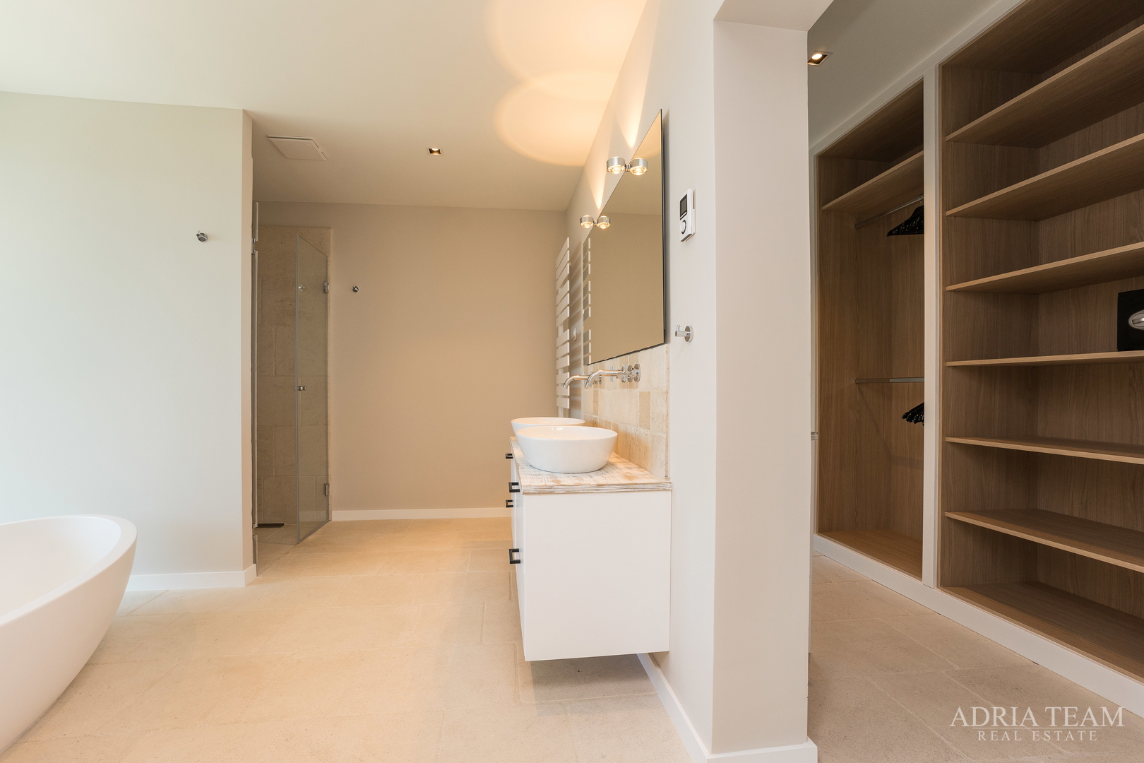 VILA U DRUGOM REDU DO MORA - LJUBAČ