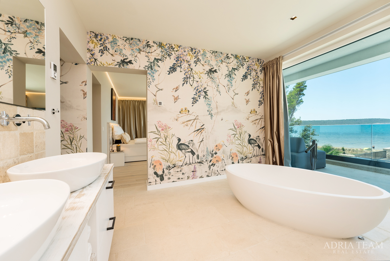 VILA U DRUGOM REDU DO MORA - LJUBAČ