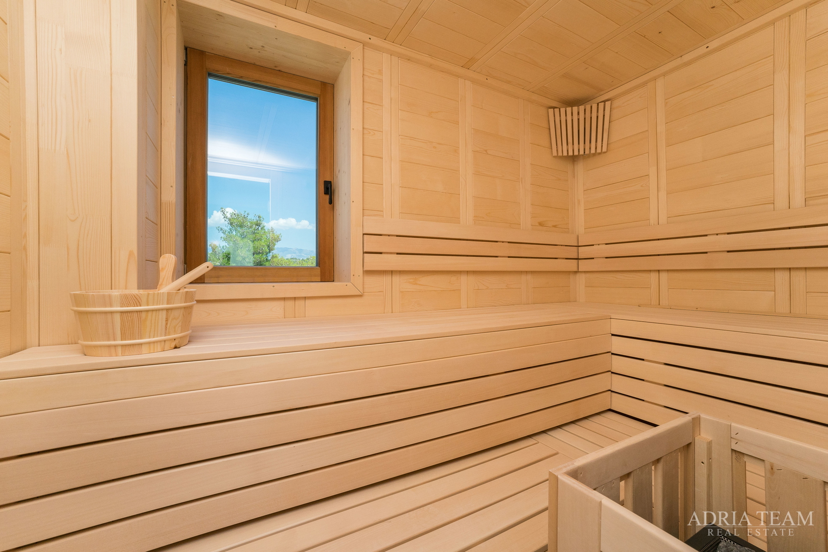 VILA U DRUGOM REDU DO MORA - LJUBAČ