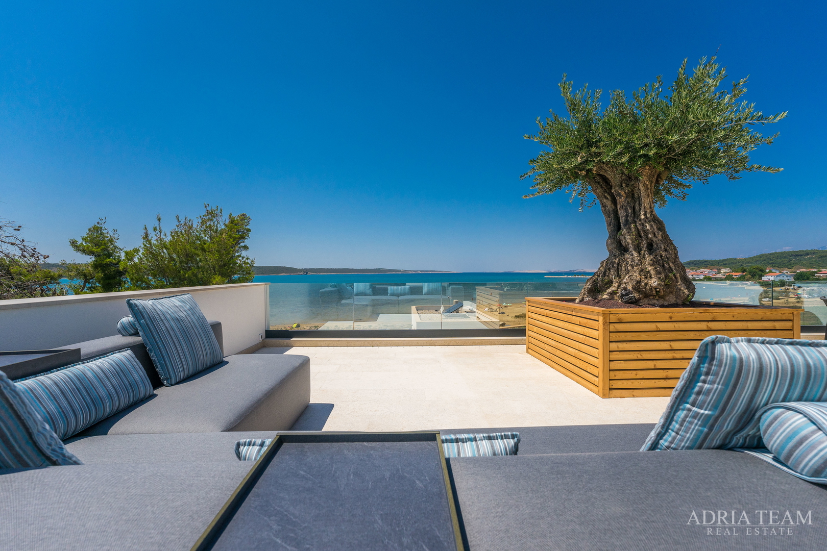 VILA U DRUGOM REDU DO MORA - LJUBAČ