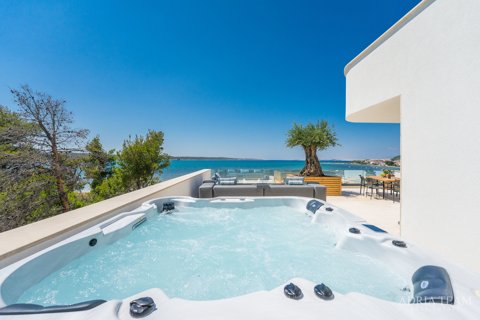 VILA U DRUGOM REDU DO MORA - LJUBAČ