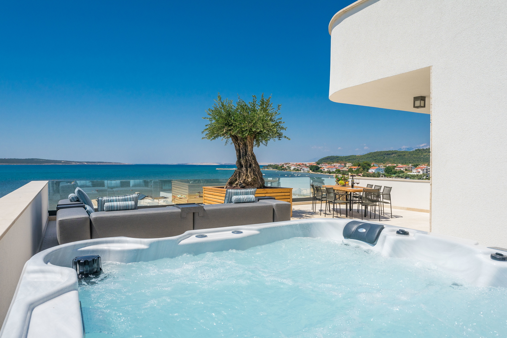 VILA U DRUGOM REDU DO MORA - LJUBAČ