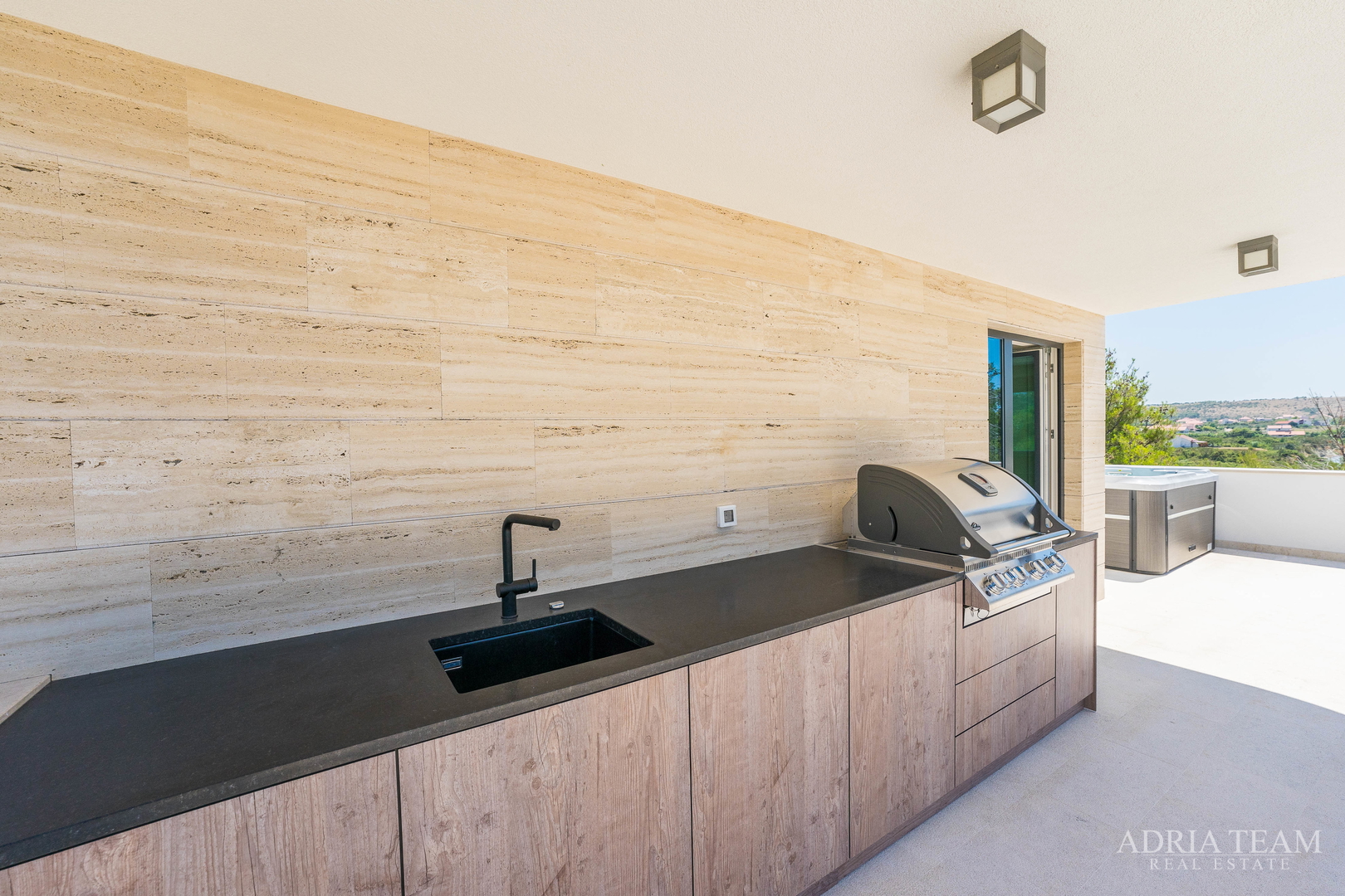 VILA U DRUGOM REDU DO MORA - LJUBAČ