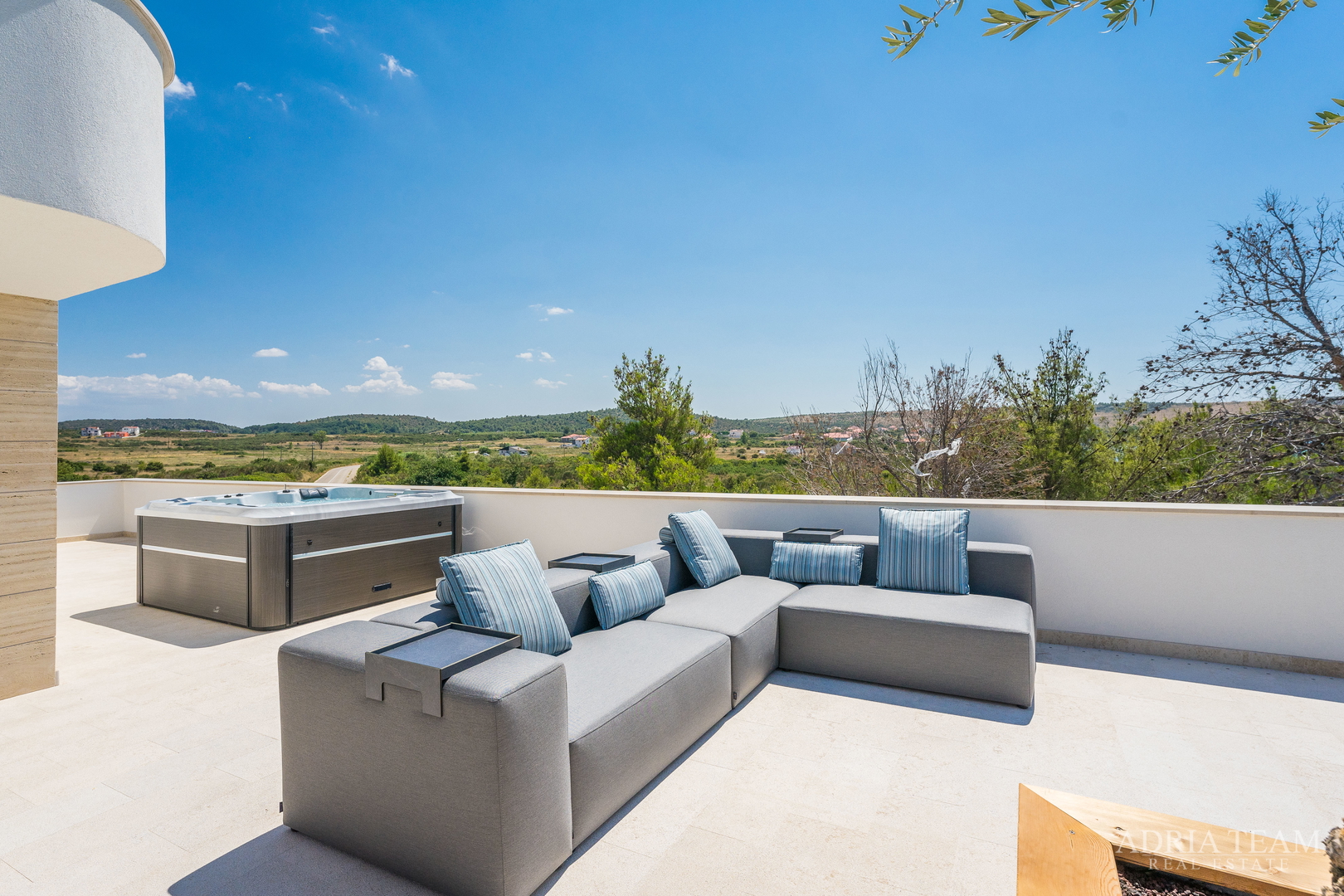 VILA U DRUGOM REDU DO MORA - LJUBAČ