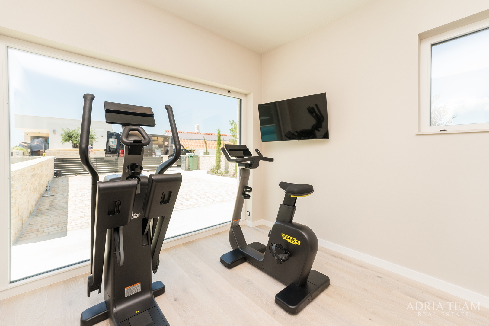 VILA U DRUGOM REDU DO MORA - LJUBAČ