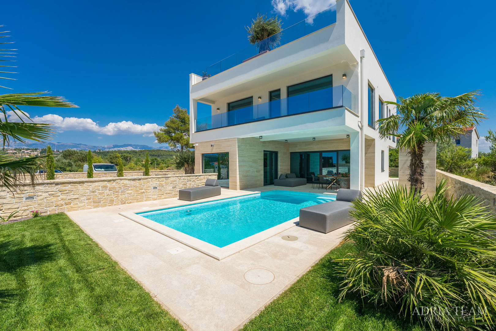 VILA U DRUGOM REDU DO MORA - LJUBAČ