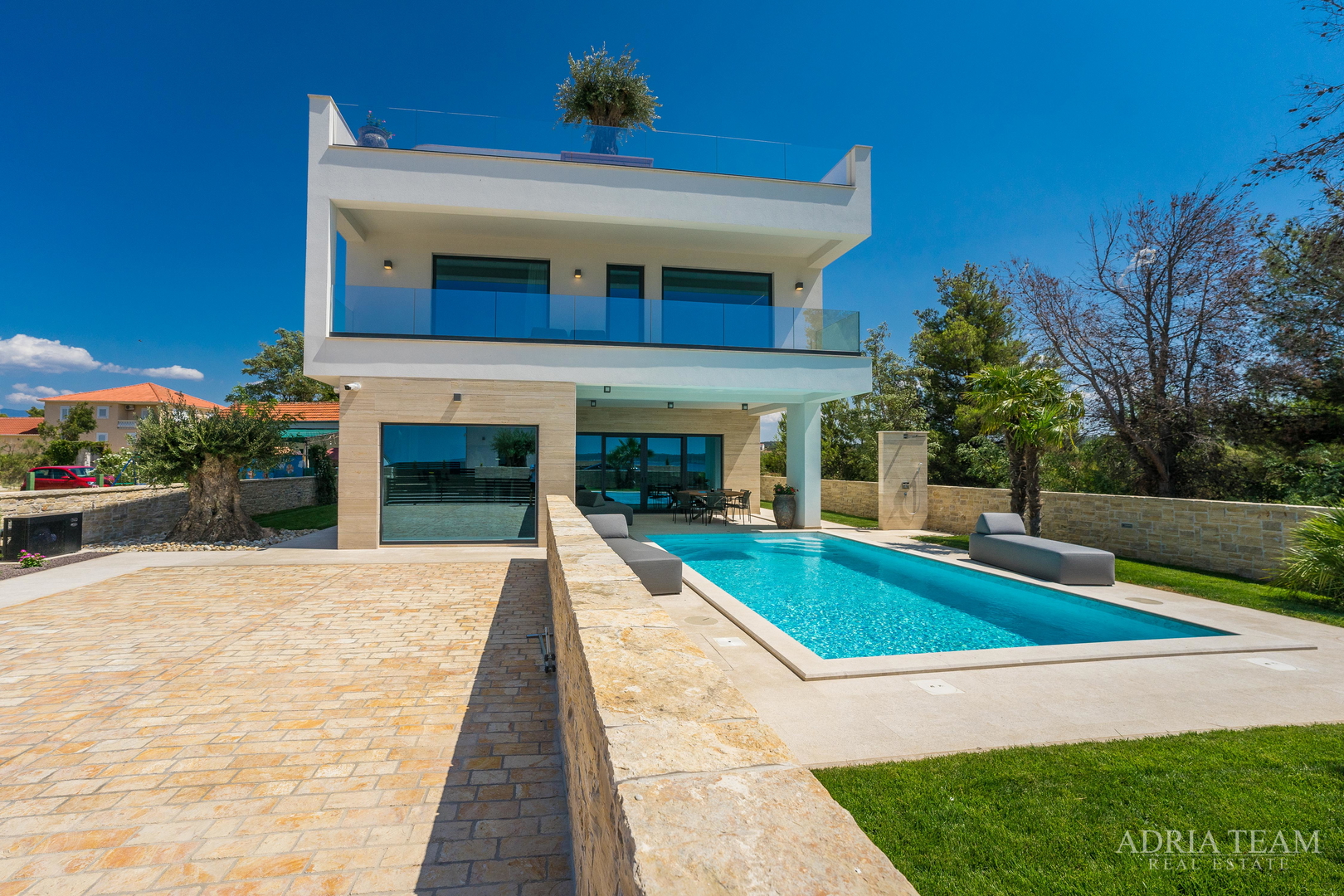 VILA U DRUGOM REDU DO MORA - LJUBAČ