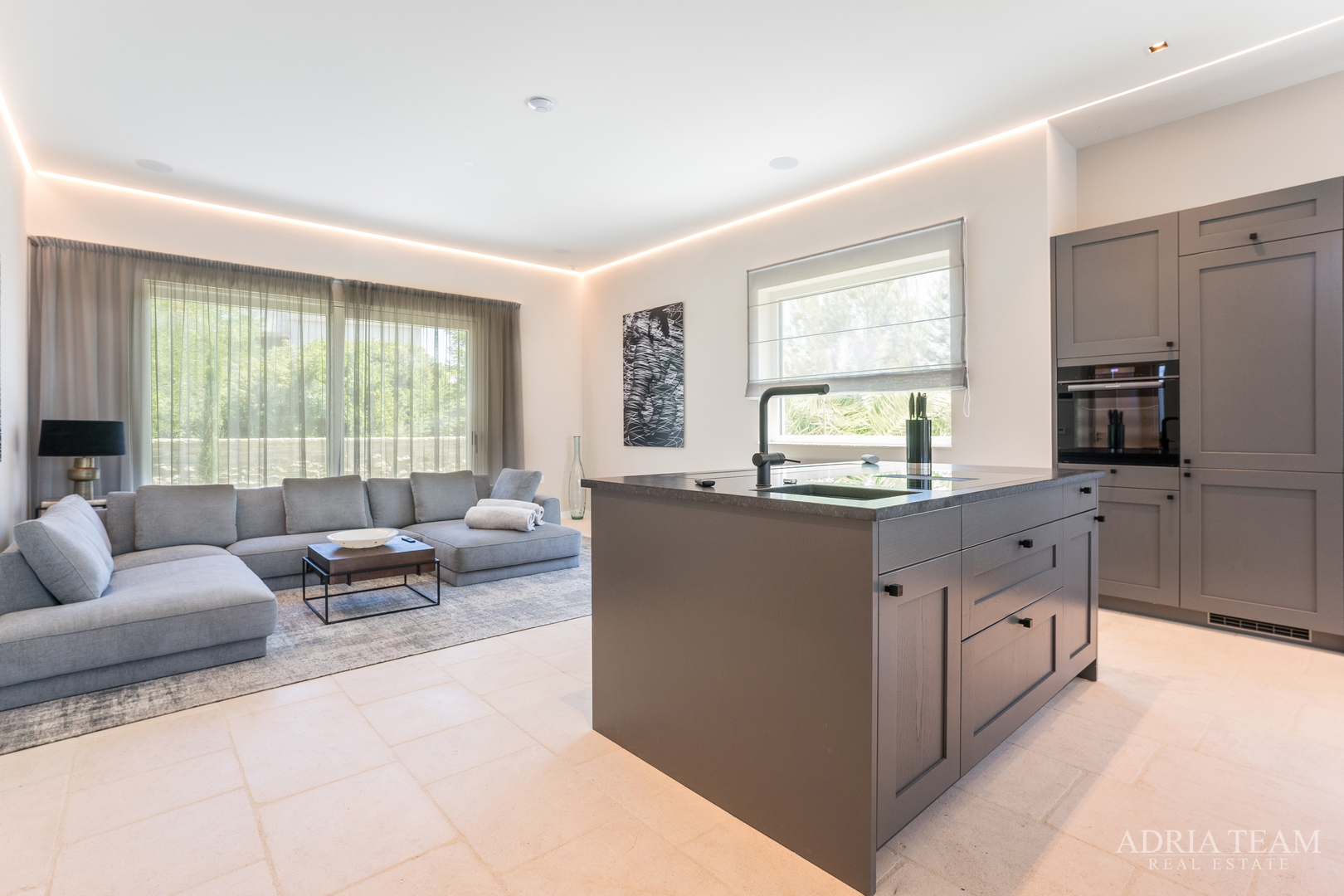 VILA U DRUGOM REDU DO MORA - LJUBAČ