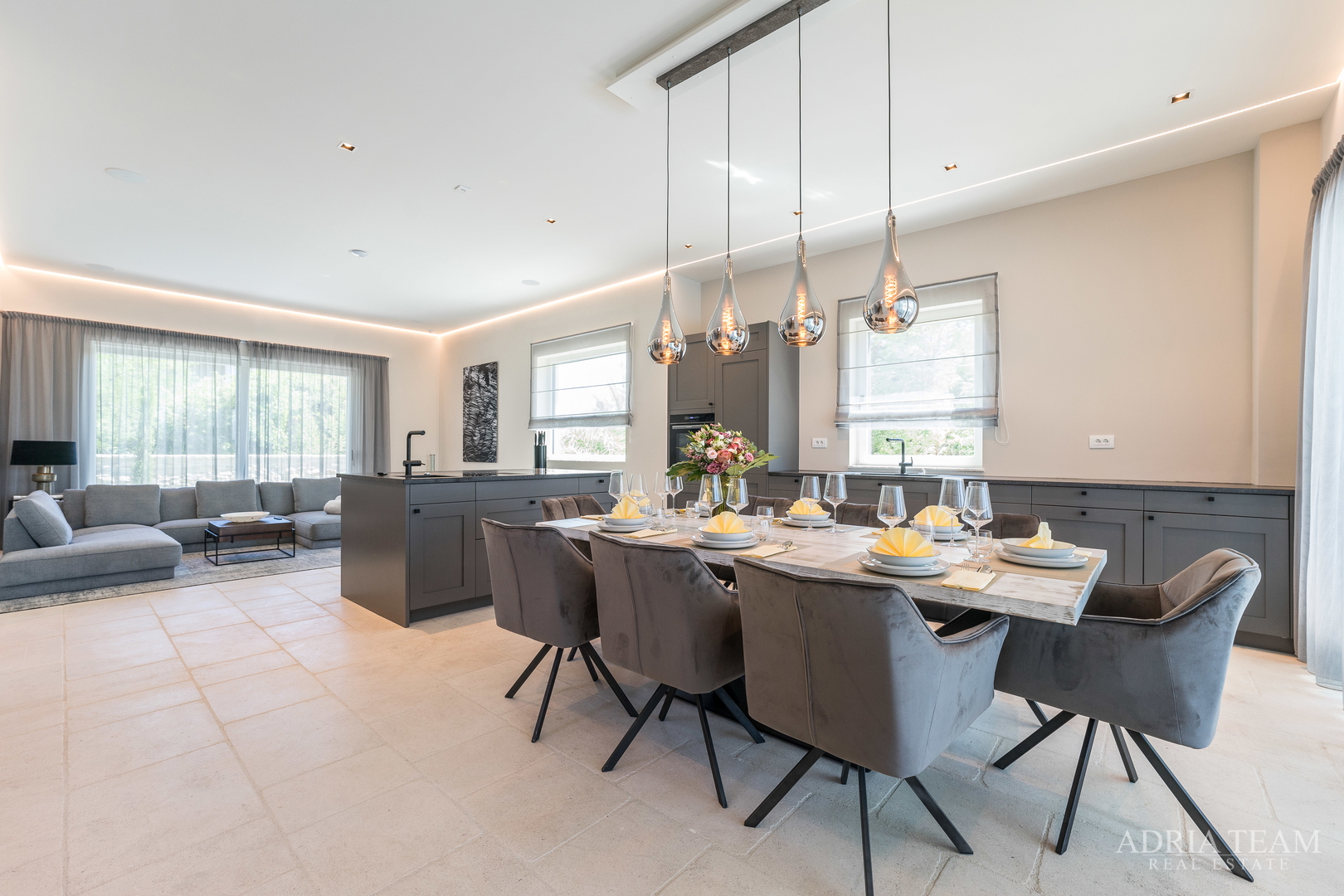 VILA U DRUGOM REDU DO MORA - LJUBAČ