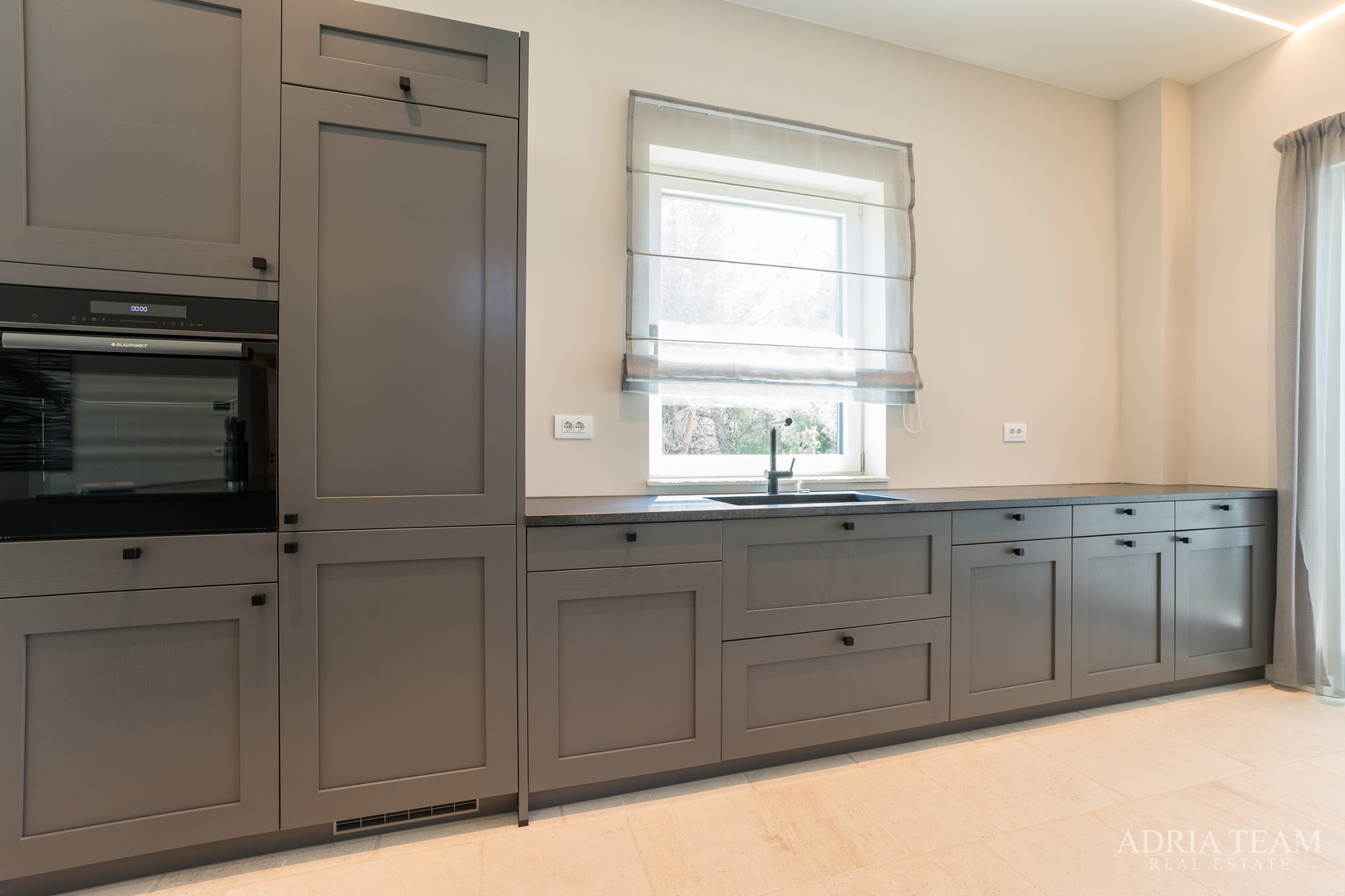 VILA U DRUGOM REDU DO MORA - LJUBAČ