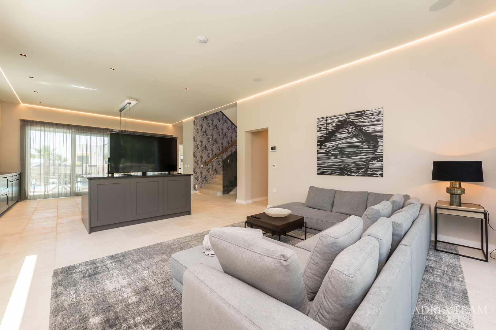 VILA U DRUGOM REDU DO MORA - LJUBAČ