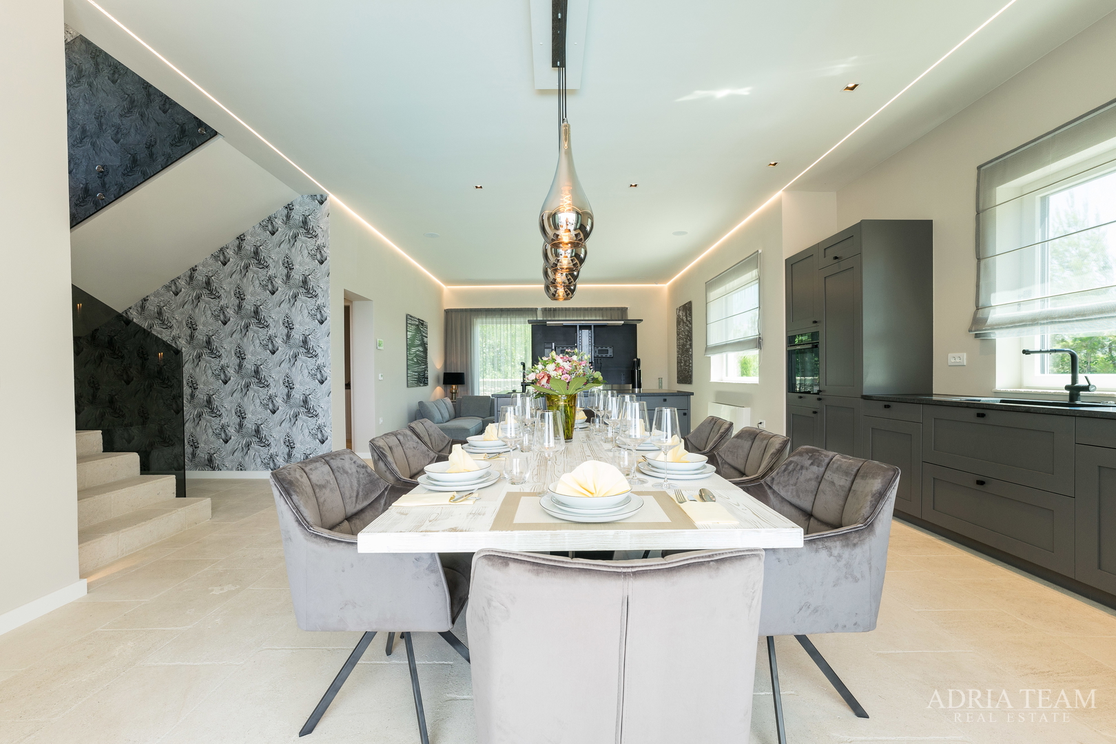 VILA U DRUGOM REDU DO MORA - LJUBAČ