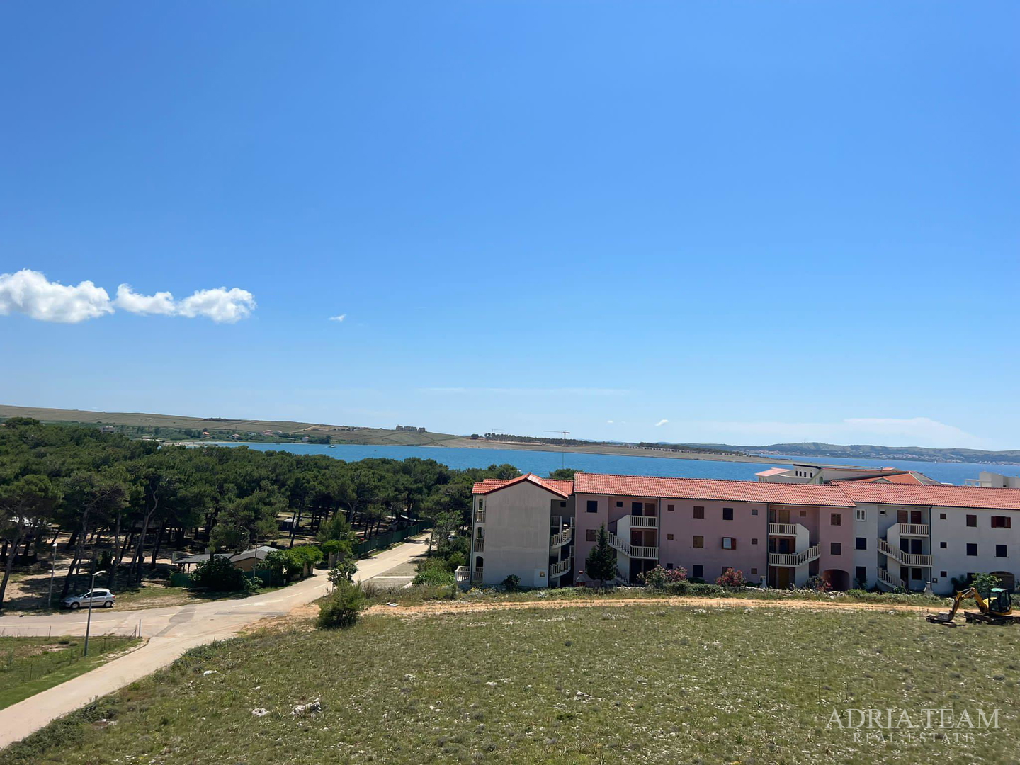 DVOETAŽNI APARTMAN S POGLEDOM NA MORE, 200 m OD PLAŽE, PAG - POVLJANA