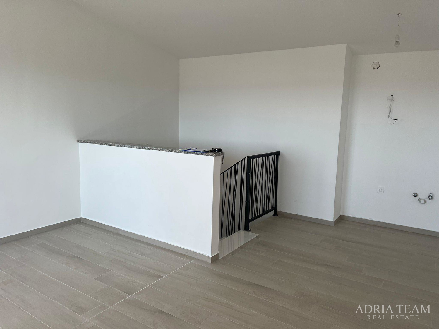 DVOETAŽNI APARTMAN S POGLEDOM NA MORE, 200 m OD PLAŽE, PAG - POVLJANA