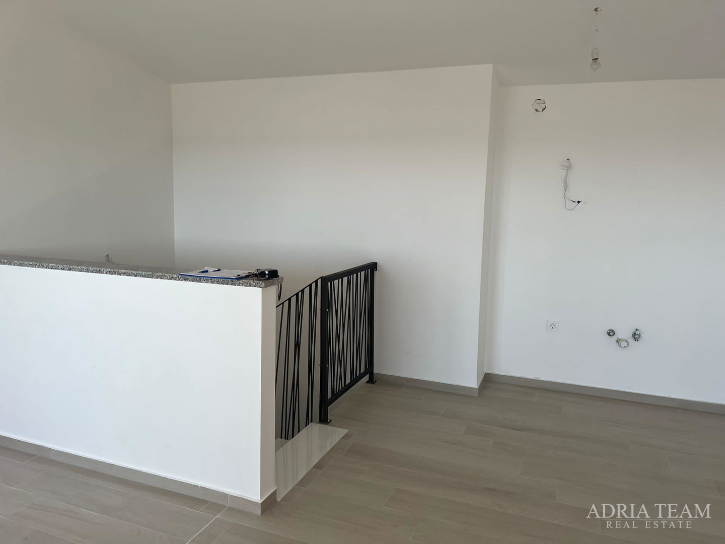 DVOETAŽNI APARTMAN S POGLEDOM NA MORE, 200 m OD PLAŽE, PAG - POVLJANA