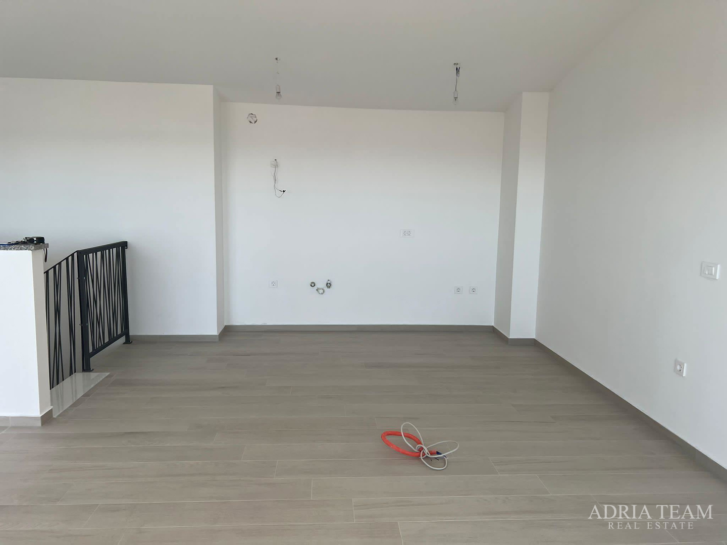 DVOETAŽNI APARTMAN S POGLEDOM NA MORE, 200 m OD PLAŽE, PAG - POVLJANA