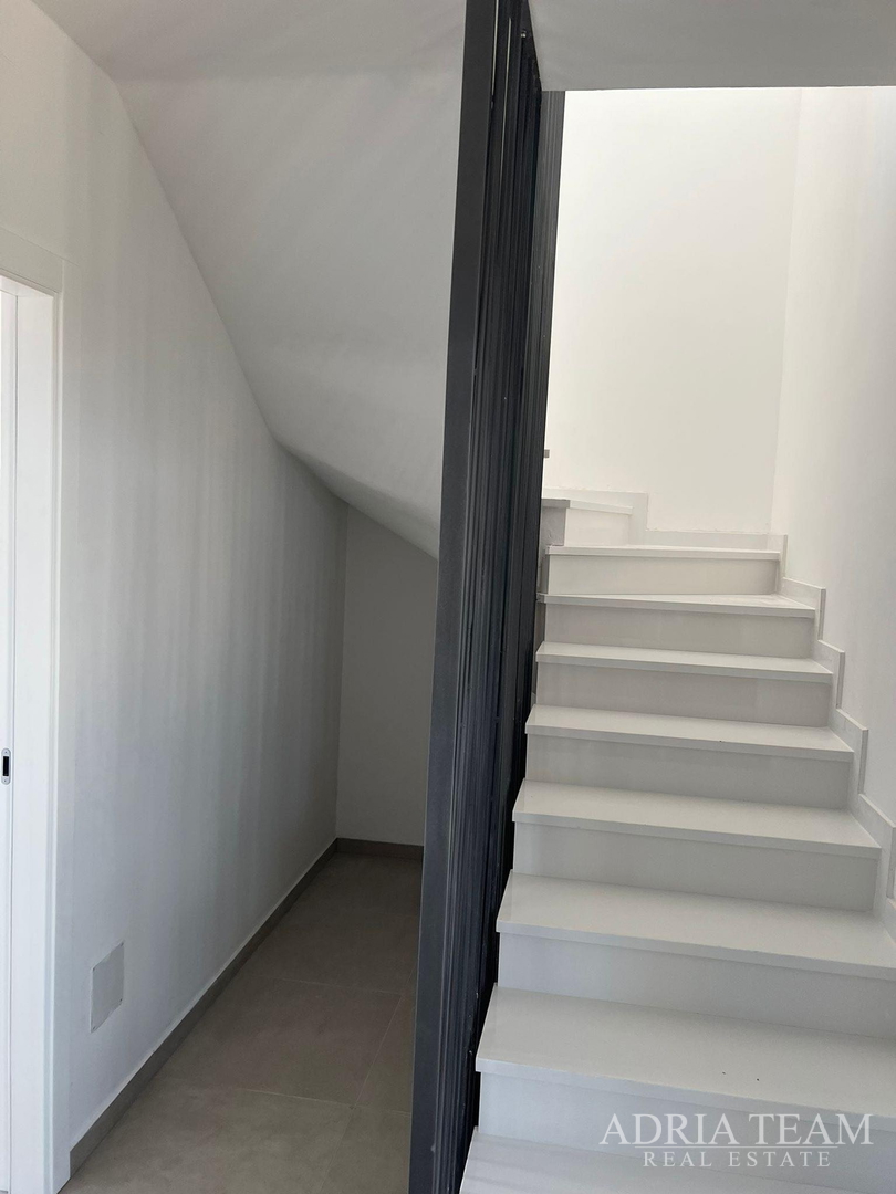 DVOETAŽNI APARTMAN S POGLEDOM NA MORE, 200 m OD PLAŽE, PAG - POVLJANA
