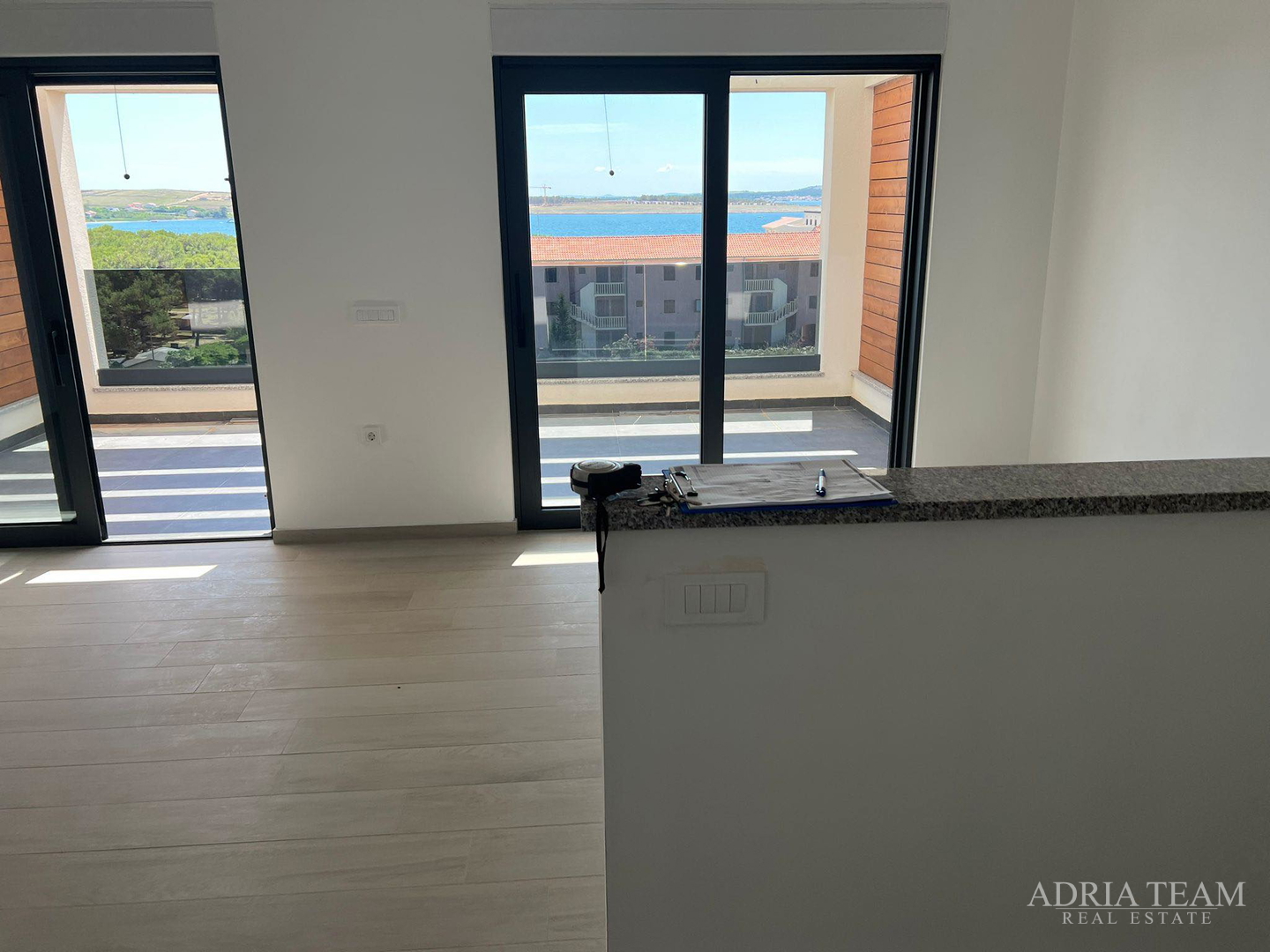DVOETAŽNI APARTMAN S POGLEDOM NA MORE, 200 m OD PLAŽE, PAG - POVLJANA