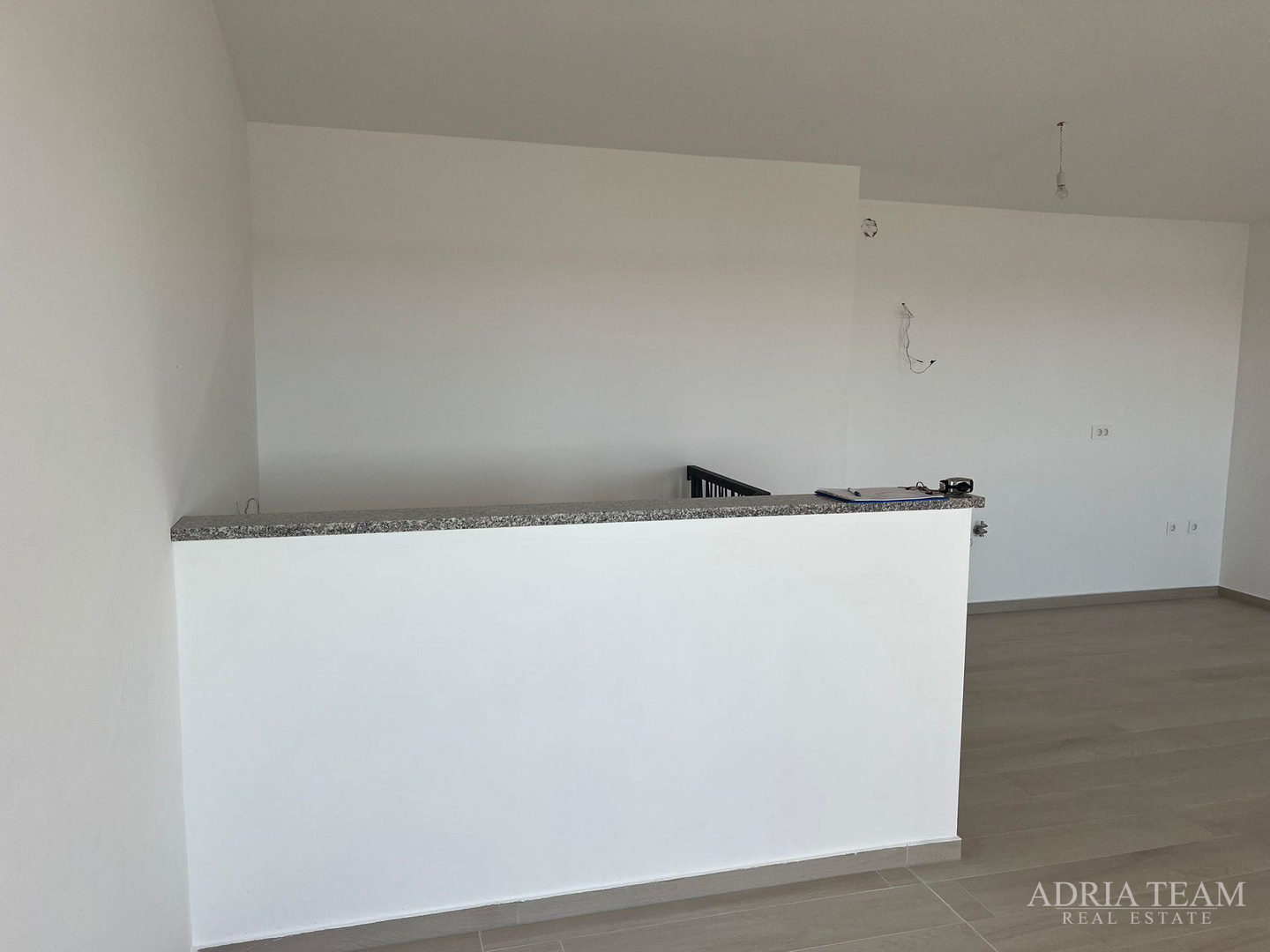 DVOETAŽNI APARTMAN S POGLEDOM NA MORE, 200 m OD PLAŽE, PAG - POVLJANA