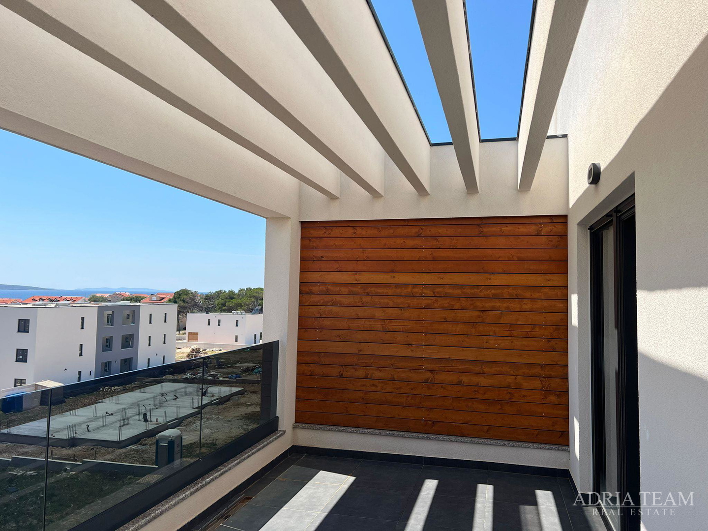 DVOETAŽNI APARTMAN S POGLEDOM NA MORE, 200 m OD PLAŽE, PAG - POVLJANA