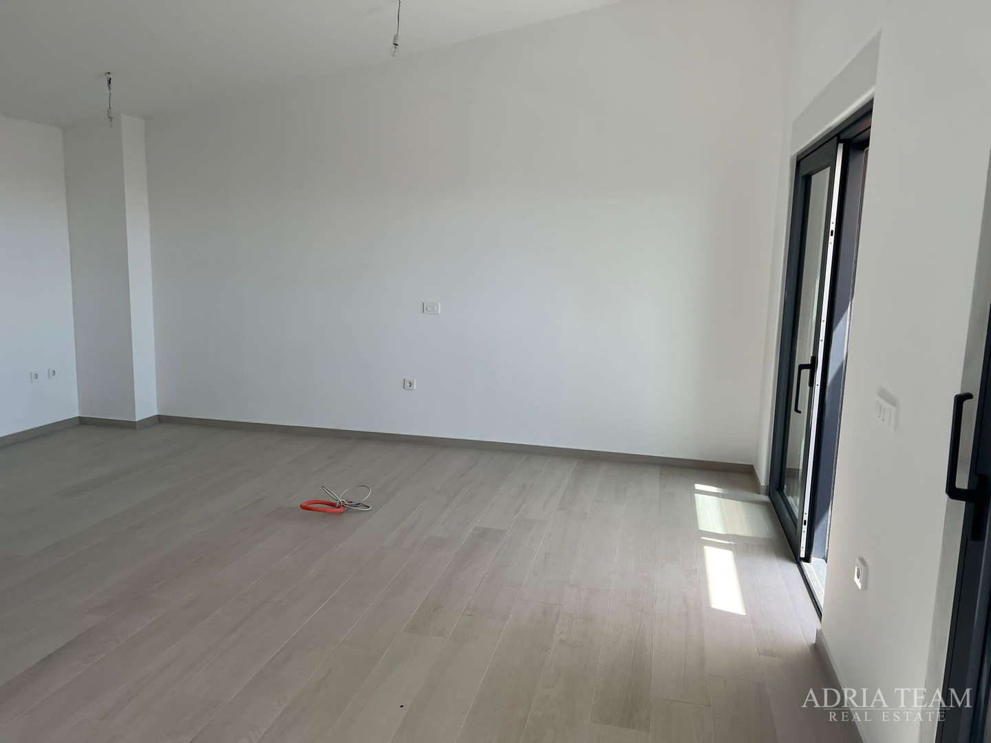 DVOETAŽNI APARTMAN S POGLEDOM NA MORE, 200 m OD PLAŽE, PAG - POVLJANA