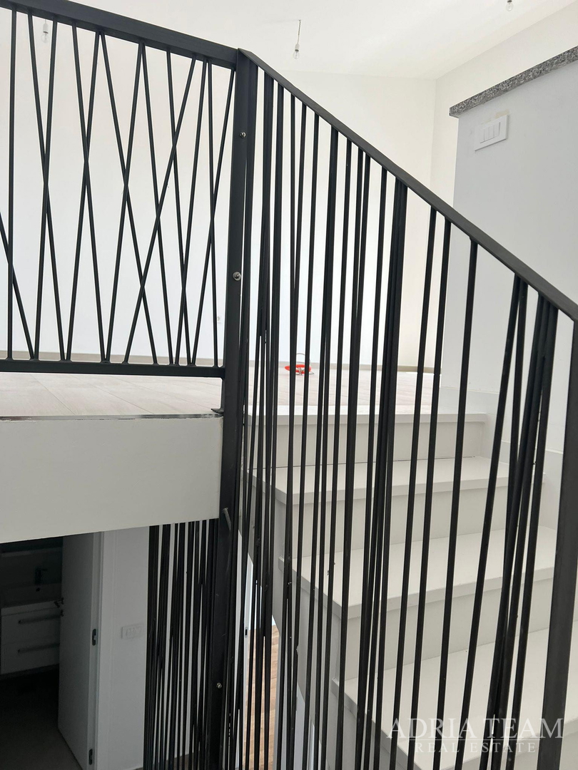 DVOETAŽNI APARTMAN S POGLEDOM NA MORE, 200 m OD PLAŽE, PAG - POVLJANA