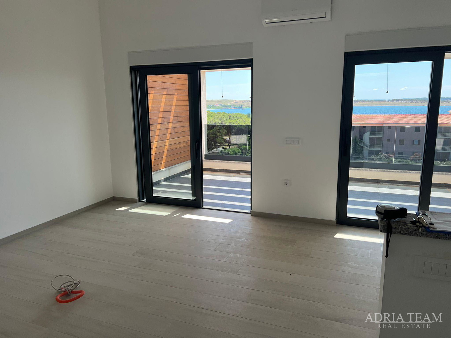 DVOETAŽNI APARTMAN S POGLEDOM NA MORE, 200 m OD PLAŽE, PAG - POVLJANA