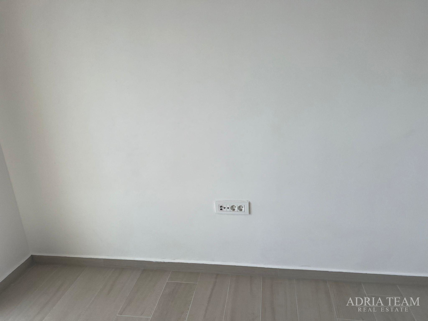 DVOETAŽNI APARTMAN S POGLEDOM NA MORE, 200 m OD PLAŽE, PAG - POVLJANA