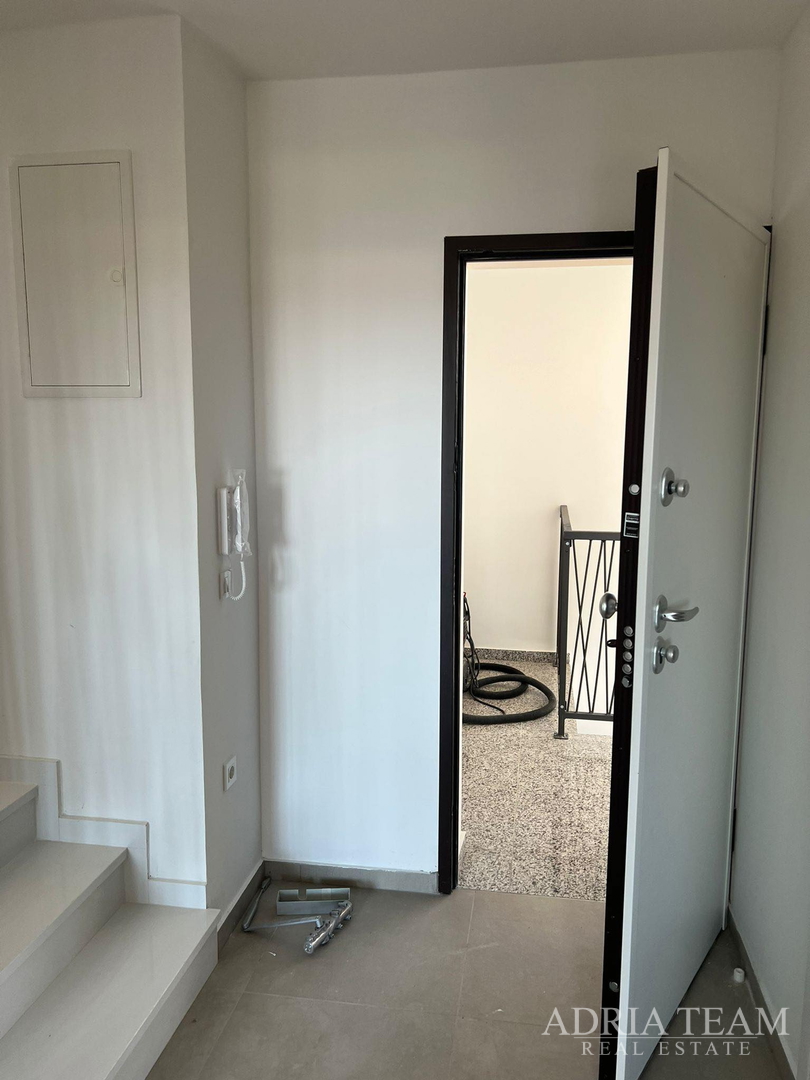 DVOETAŽNI APARTMAN S POGLEDOM NA MORE, 200 m OD PLAŽE, PAG - POVLJANA