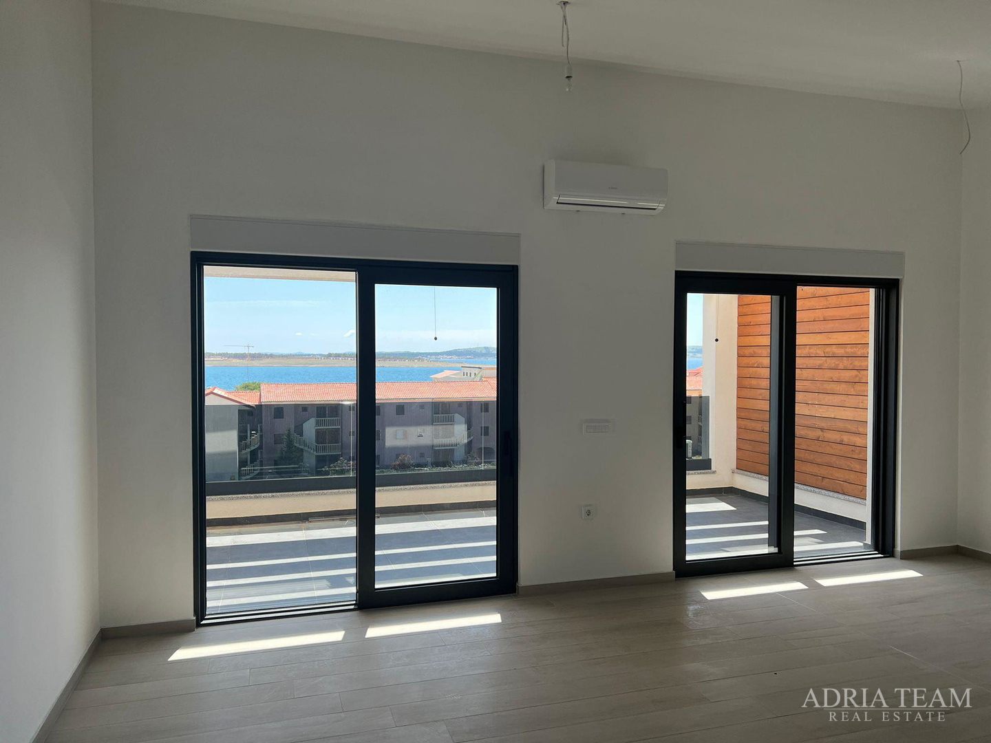 DVOETAŽNI APARTMAN S POGLEDOM NA MORE, 200 m OD PLAŽE, PAG - POVLJANA