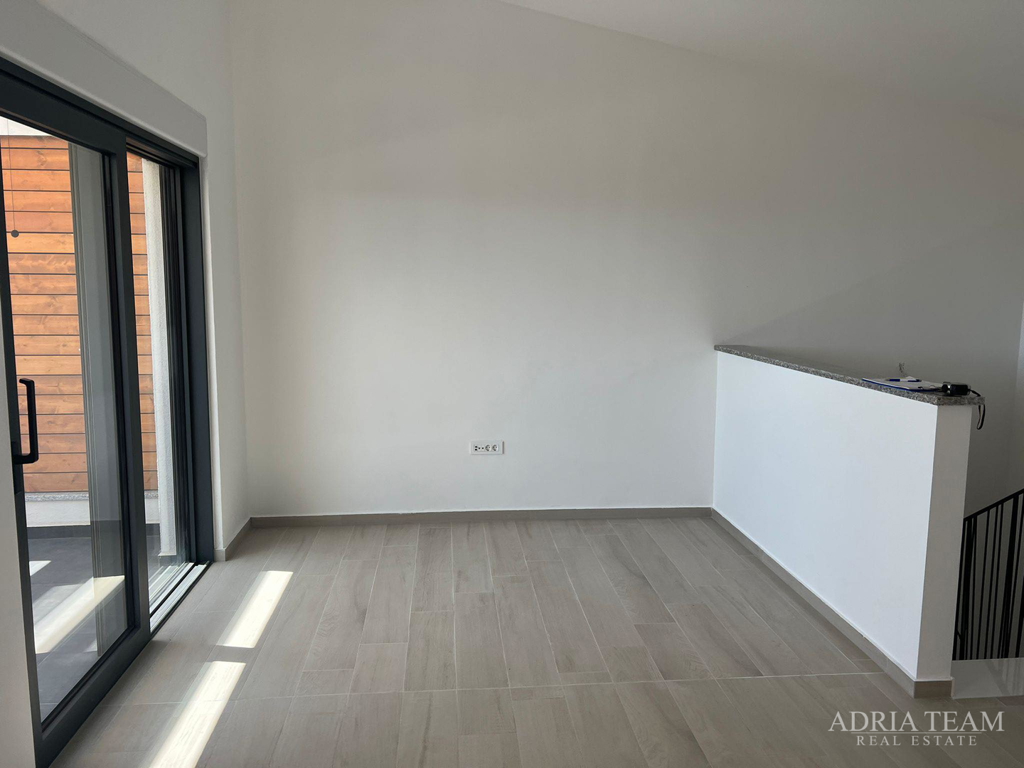 DVOETAŽNI APARTMAN S POGLEDOM NA MORE, 200 m OD PLAŽE, PAG - POVLJANA