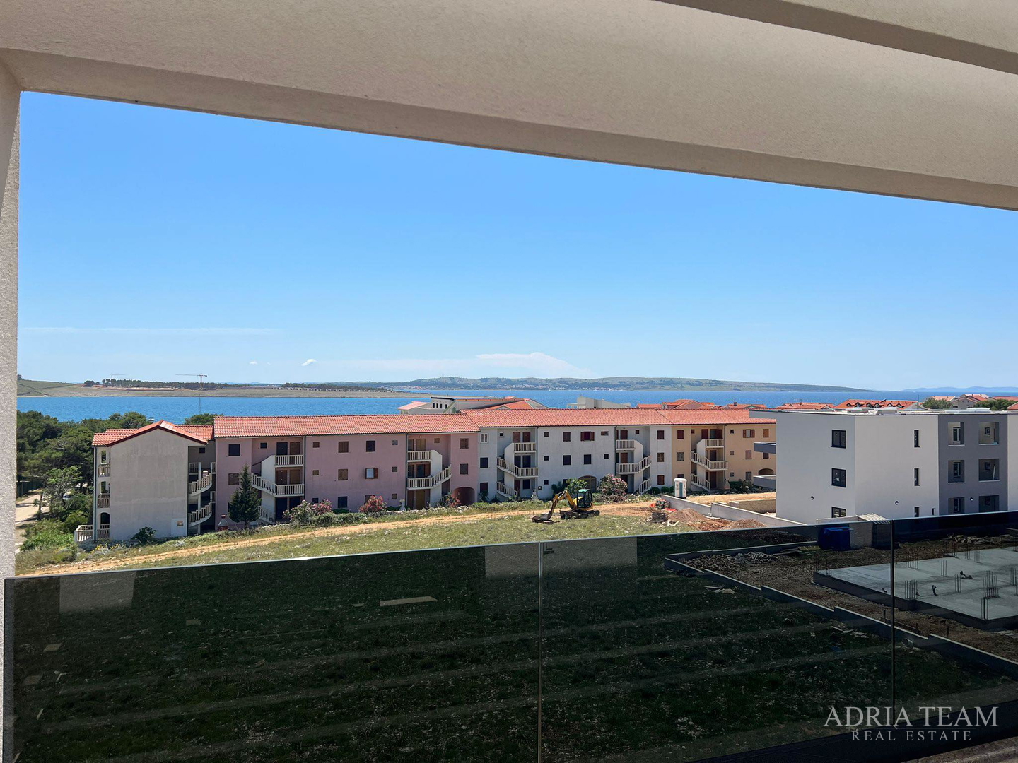 DVOETAŽNI APARTMAN S POGLEDOM NA MORE, 200 m OD PLAŽE, PAG - POVLJANA
