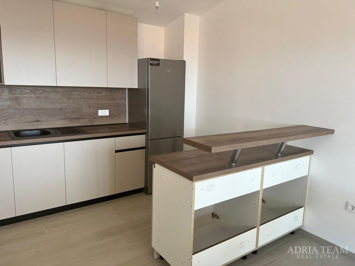 DVOETAŽNI APARTMAN S POGLEDOM NA MORE, 200 m OD PLAŽE, PAG - POVLJANA