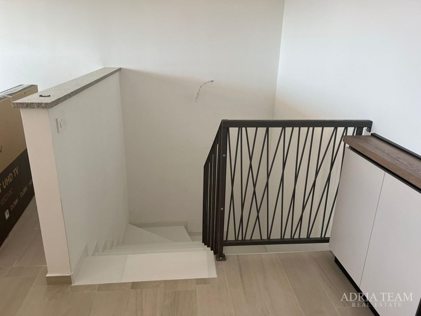 DVOETAŽNI APARTMAN S POGLEDOM NA MORE, 200 m OD PLAŽE, PAG - POVLJANA