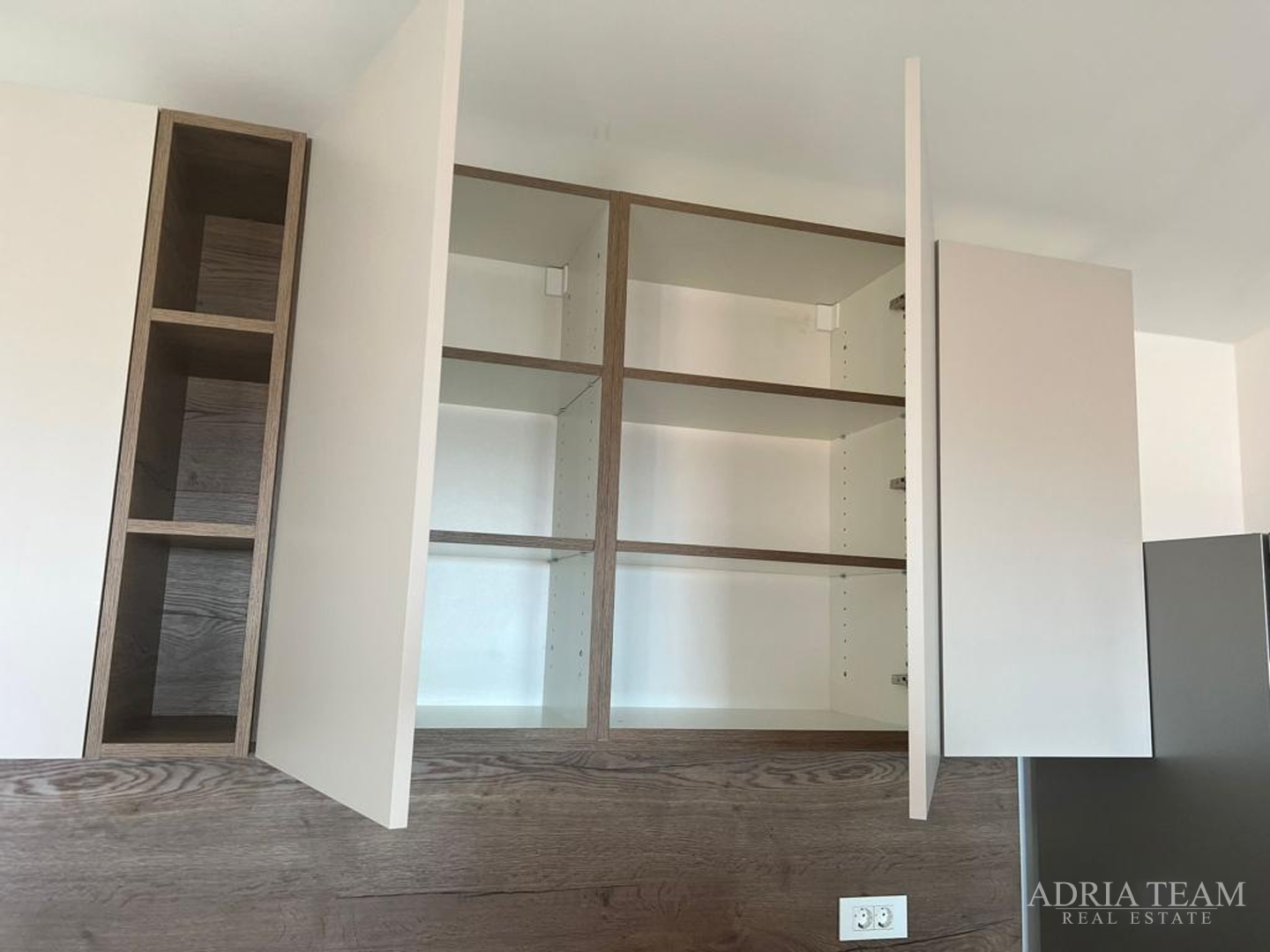 DVOETAŽNI APARTMAN S POGLEDOM NA MORE, 200 m OD PLAŽE, PAG - POVLJANA