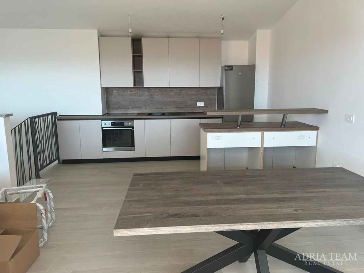 DVOETAŽNI APARTMAN S POGLEDOM NA MORE, 200 m OD PLAŽE, PAG - POVLJANA