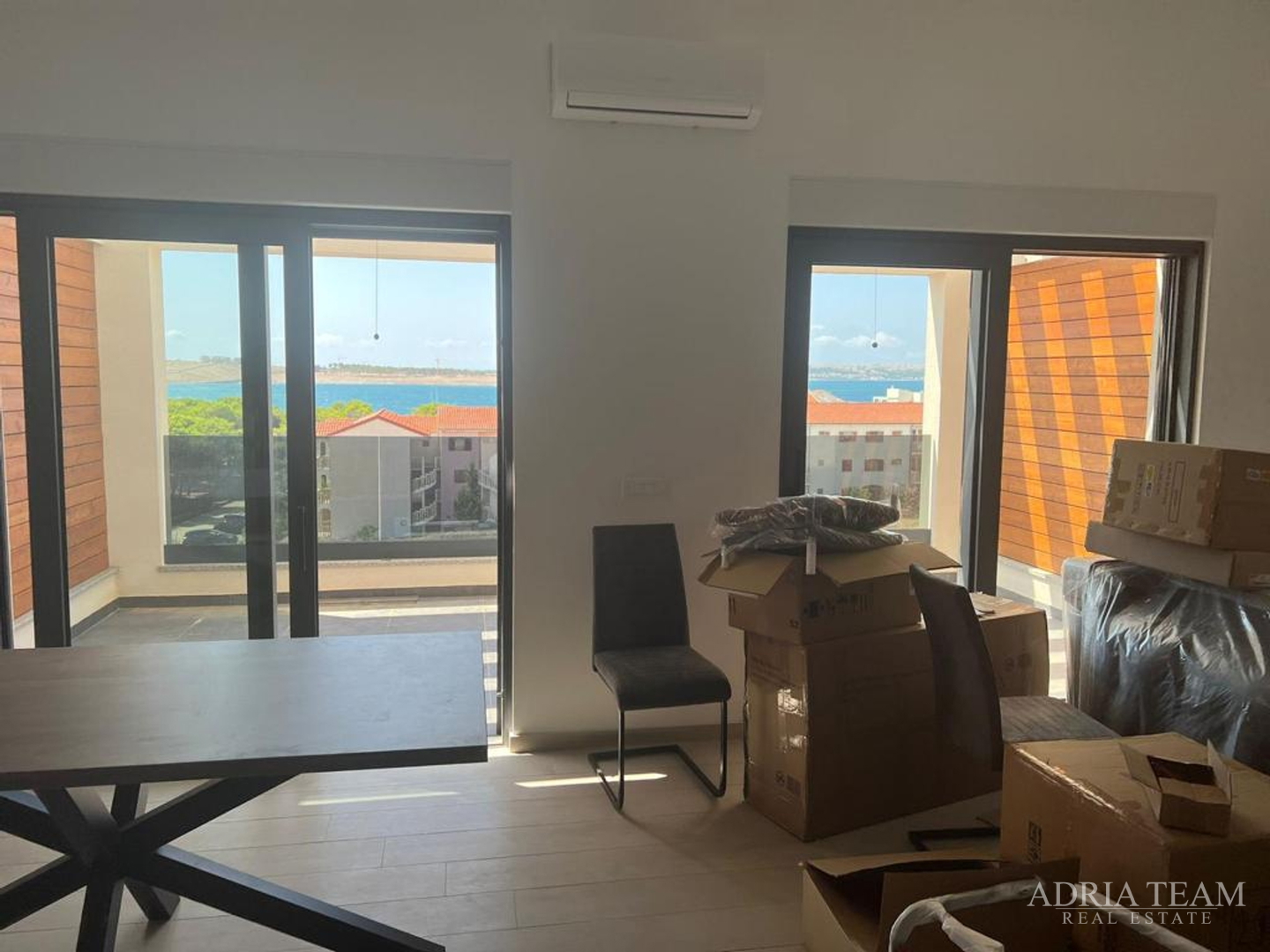 DVOETAŽNI APARTMAN S POGLEDOM NA MORE, 200 m OD PLAŽE, PAG - POVLJANA