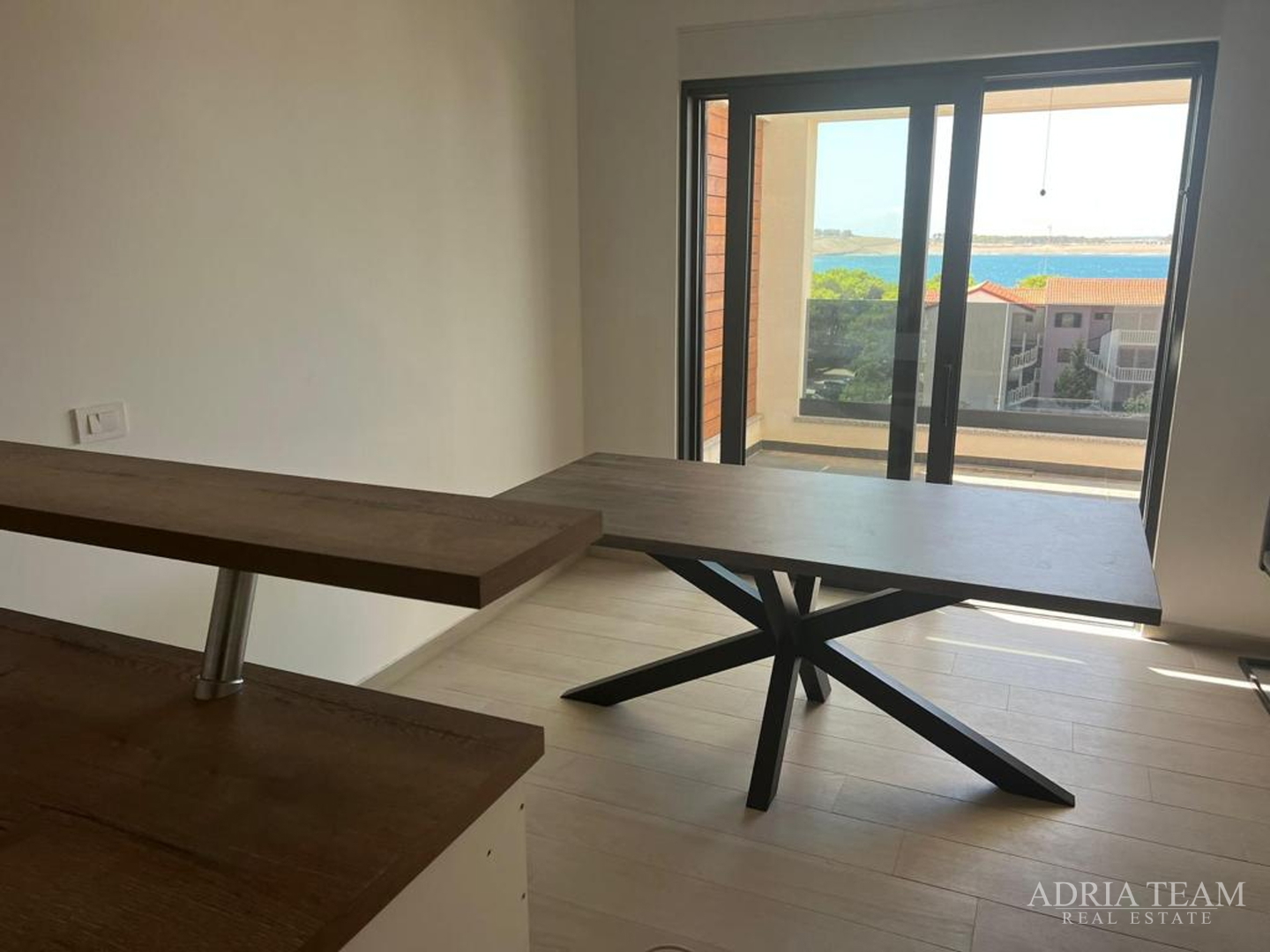 DVOETAŽNI APARTMAN S POGLEDOM NA MORE, 200 m OD PLAŽE, PAG - POVLJANA