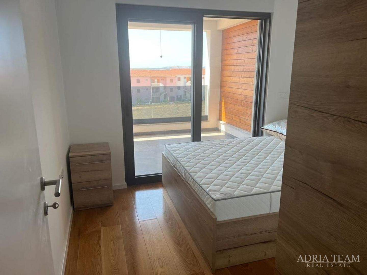 DVOETAŽNI APARTMAN S POGLEDOM NA MORE, 200 m OD PLAŽE, PAG - POVLJANA