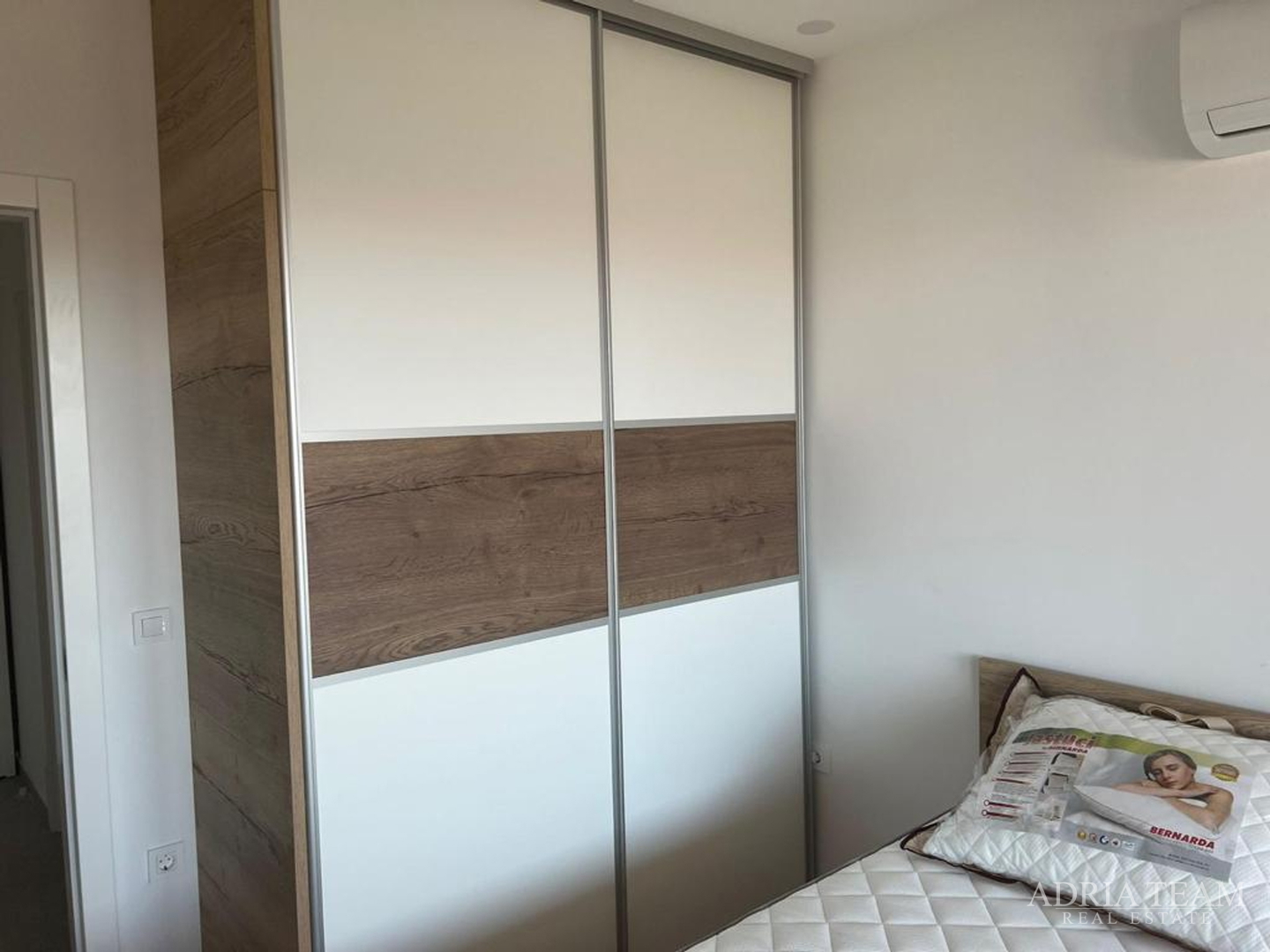 DVOETAŽNI APARTMAN S POGLEDOM NA MORE, 200 m OD PLAŽE, PAG - POVLJANA